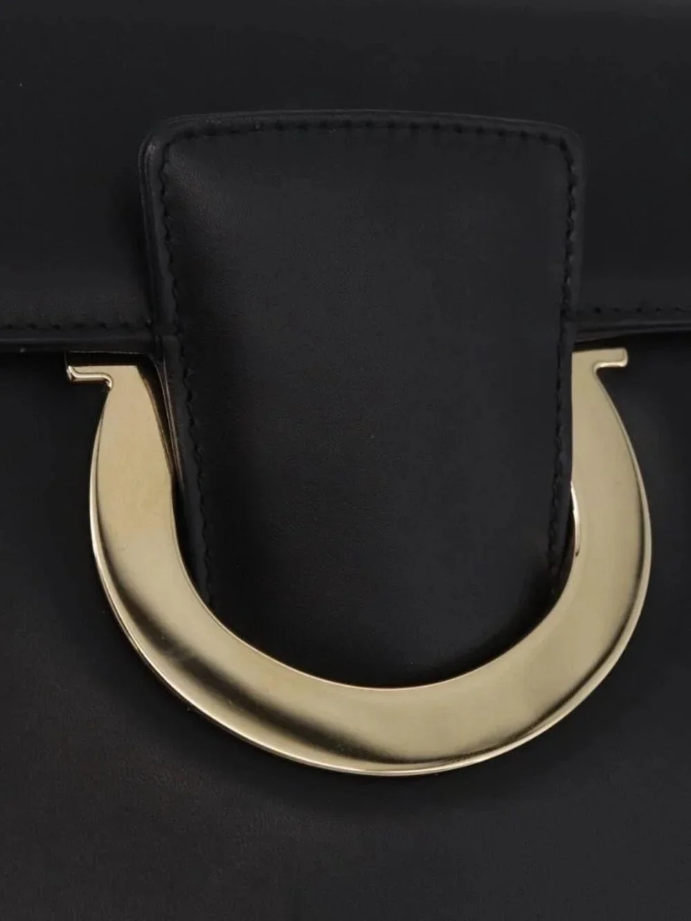 Salvatore Ferragamo Gancini Chain Shoulder Bag Leather Black Gold Auth 185725A